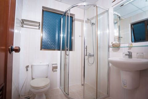 Family Room | Bathroom | Shower, hydromassage showerhead, free toiletries, hair dryer