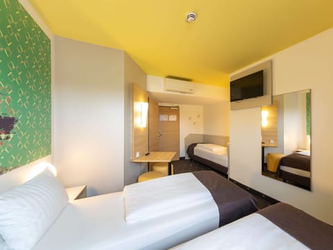 Triple Room | Desk, soundproofing, free WiFi, bed sheets