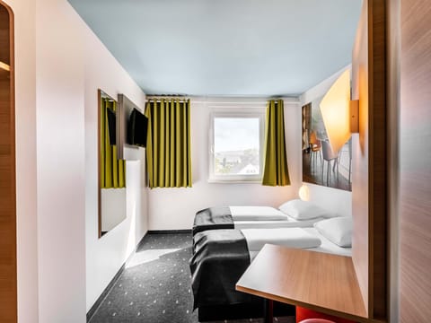 Hypo-allergenic bedding, desk, soundproofing, free WiFi