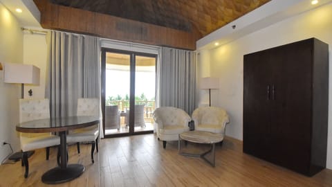 Honeymoon Suite Panorama View | Minibar, in-room safe, individually decorated, individually furnished