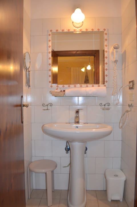 Single Room | Bathroom | Shower, free toiletries, hair dryer, bidet