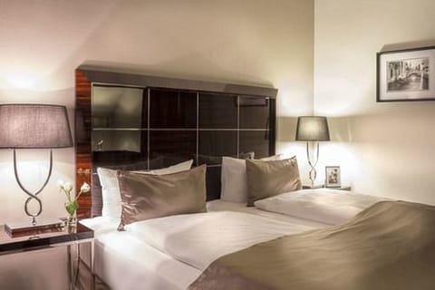 Suite | Premium bedding, down comforters, pillowtop beds, minibar