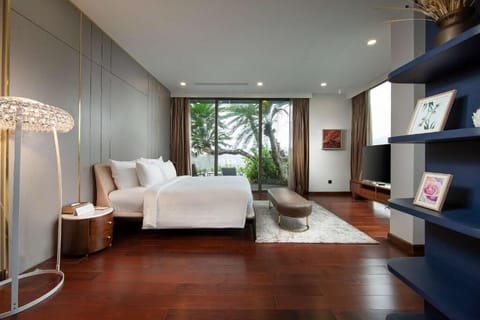 1 Executive King Sky Residence | Premium bedding, minibar, in-room safe, desk