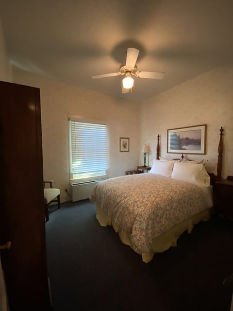 Standard Room, 1 Queen Bed | Premium bedding, individually decorated, individually furnished