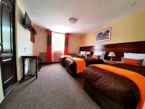 Triple Room | Blackout drapes, free WiFi, bed sheets