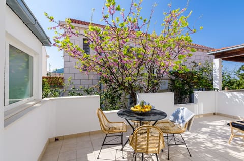 Apartment (Triplex Three-Bedroom Apartment with ) | Terrace/patio