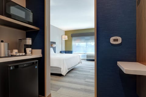 Standard Room, 1 King Bed (Communications) | In-room safe, desk, laptop workspace, blackout drapes