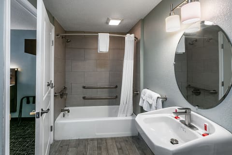 Standard Single Room, 1 Queen Bed | Bathroom | Bathtub, hair dryer, towels