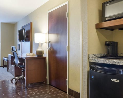 Suite, Non Smoking | 1 bedroom, in-room safe, desk, blackout drapes