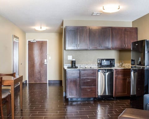 Suite, Non Smoking, Kitchenette | 1 bedroom, in-room safe, desk, blackout drapes