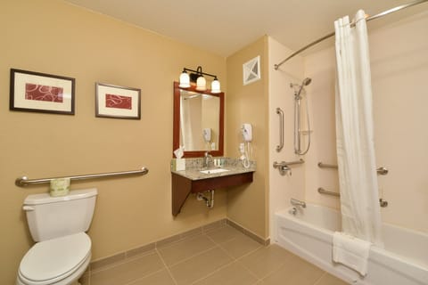 Combined shower/tub, hair dryer, towels