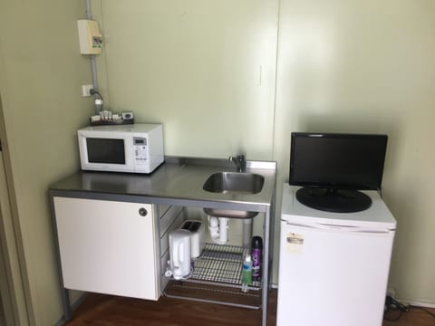 Cabin, 1 Double Bed, Ensuite (3 Star) | Private kitchenette | Fridge, microwave, electric kettle, cookware/dishes/utensils