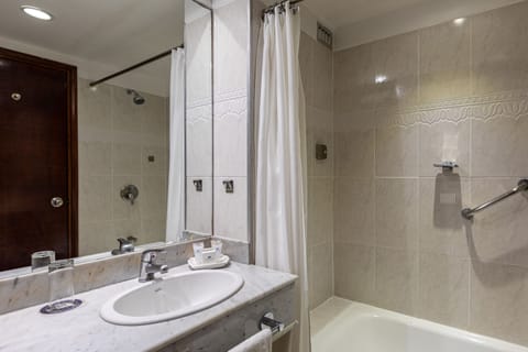 Combined shower/tub, rainfall showerhead, free toiletries, hair dryer