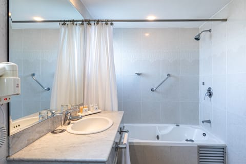 Suite, 1 King Bed, Corner | Bathroom | Combined shower/tub, rainfall showerhead, free toiletries, hair dryer