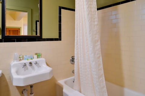 Combined shower/tub, hair dryer, towels