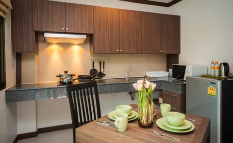 Deluxe Twin with Kitchen | Private kitchen | Full-size fridge, microwave, electric kettle, cookware/dishes/utensils