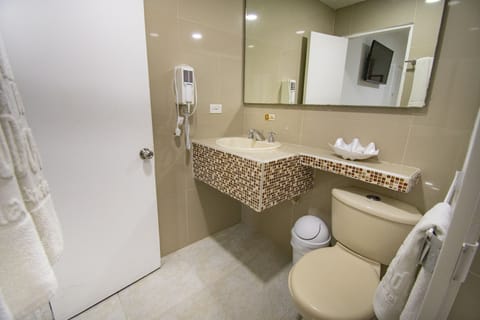 Single Room, Garden View | Bathroom | Shower, hair dryer, towels