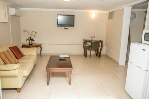 Suite | Living area | 32-inch flat-screen TV with satellite channels, TV