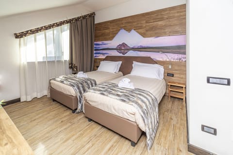 Comfort Double or Twin Room | Minibar, in-room safe, desk, free WiFi