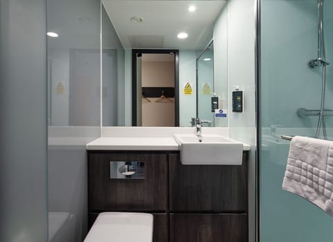 Family Triple Room | Bathroom shower