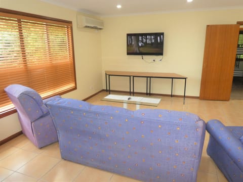 Executive Apartment, 2 Bedrooms, Garden View | Living area