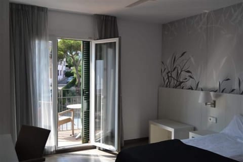 Standard Double Room, Balcony, Sea View | In-room safe, desk, free WiFi, bed sheets