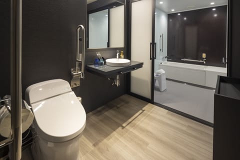 Accessible Twin Room, Non Smoking (36 square meters) | Bathroom | Hair dryer, slippers, bidet, towels