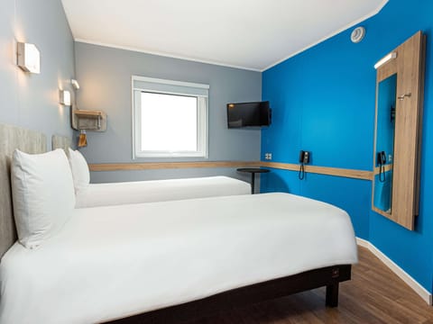 Standard Room, 2 Twin Beds | Premium bedding, free cribs/infant beds, free WiFi, bed sheets