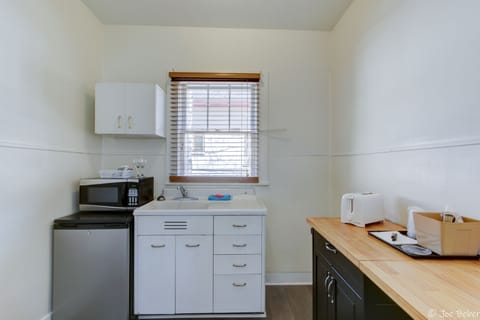 Deluxe Cottage, 1 King Bed, Non Smoking | Private kitchenette | Microwave