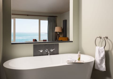 Superior Room | Bathroom | Towels
