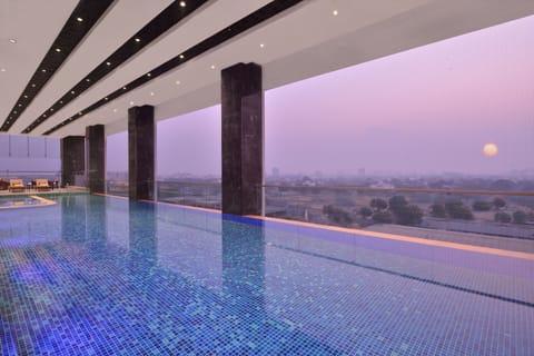 Indoor pool, sun loungers