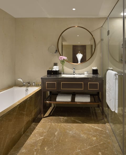 Grande Luxury, Grand Room | Bathroom | Free toiletries, hair dryer, bathrobes, slippers