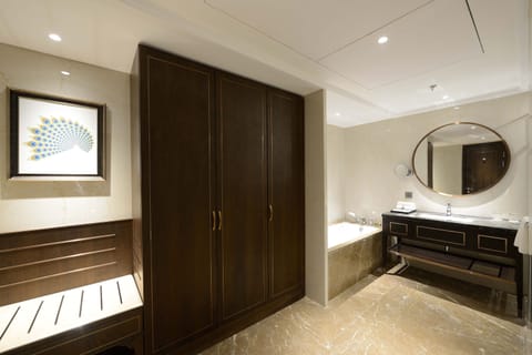 Grande Luxury, Grand Room | Bathroom | Free toiletries, hair dryer, bathrobes, slippers