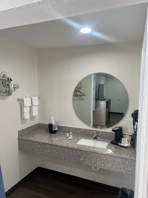 Room, 1 King Bed, Non Smoking | Bathroom | Bathtub, free toiletries, hair dryer, towels