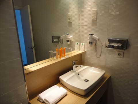 Superior Room | Bathroom | Hair dryer, towels