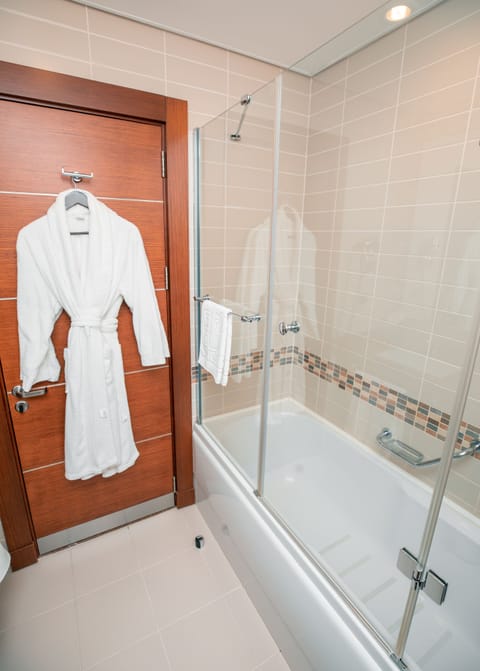 Junior Room | Bathroom | Shower, hydromassage showerhead, free toiletries, hair dryer