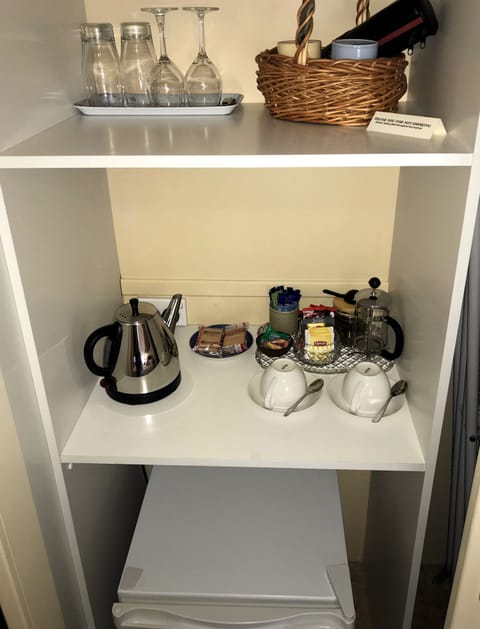 Standard Room, Non Smoking (2 - Standard Queen) | Coffee and/or coffee maker