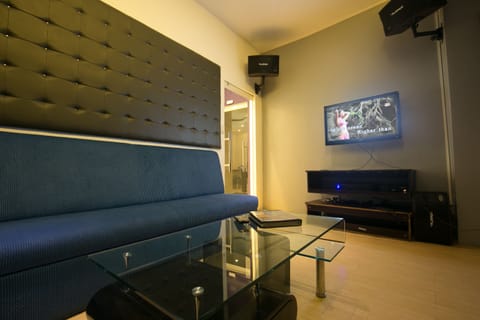 Executive Suite, Multiple Beds, Non Smoking | Living area | Flat-screen TV