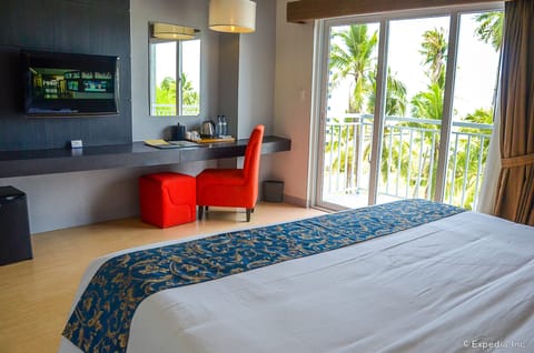 Deluxe Room, 1 King Bed, Non Smoking, Ocean View | Premium bedding, minibar, in-room safe, desk