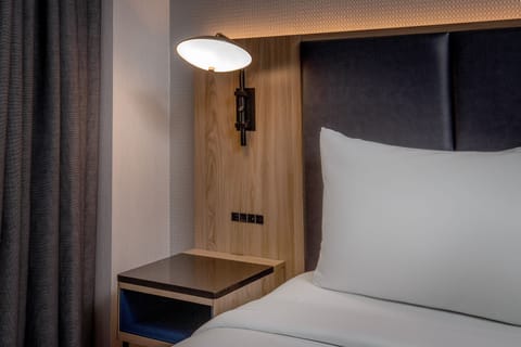 Room, 1 King Bed | In-room safe, desk, laptop workspace, soundproofing