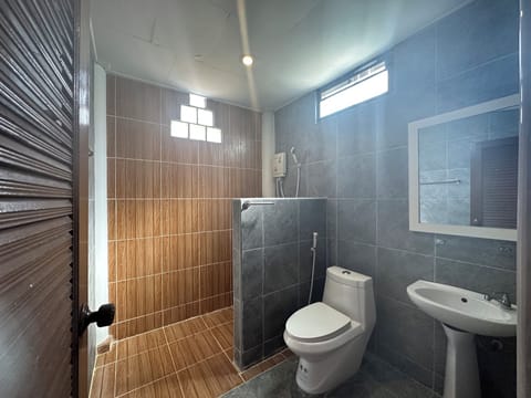 Standard Triple Room | Bathroom | Shower, free toiletries, towels