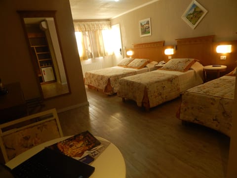 Deluxe Triple Room, 3 Twin Beds | Minibar, desk, free cribs/infant beds, free WiFi