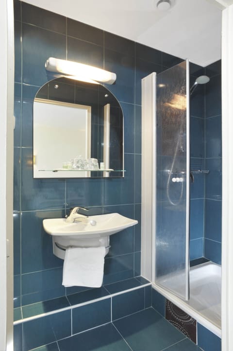 Superior Triple Room | Bathroom | Free toiletries, hair dryer, towels