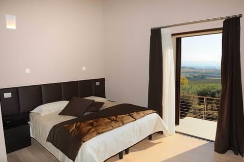 Deluxe Room, 2 Twin Beds | In-room safe, blackout drapes, free WiFi, bed sheets