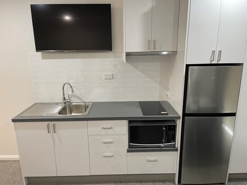 Studio with Kitchenette | Private kitchen | Fridge, microwave, electric kettle