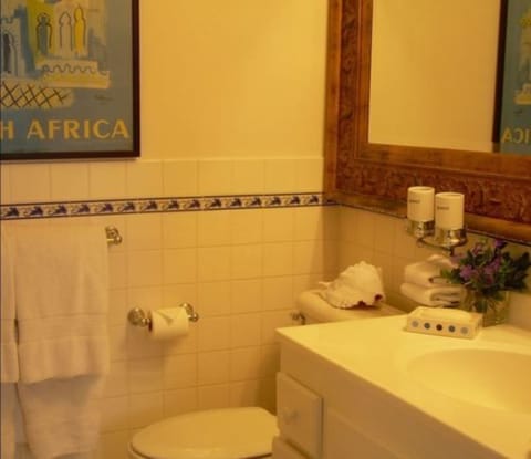 King Studio Suite | Bathroom | Shower, towels