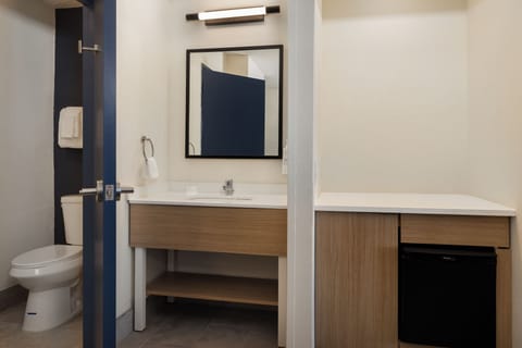 Shower, free toiletries, towels