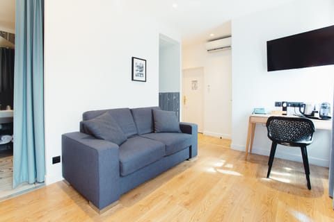 Premium bedding, in-room safe, desk, blackout drapes