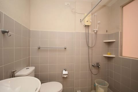 Standard Double Room | Bathroom | Shower, rainfall showerhead, free toiletries, bidet