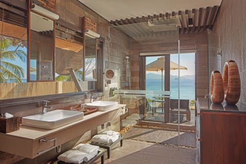 Island Tip Bungalow | Bathroom | Shower, rainfall showerhead, free toiletries, hair dryer